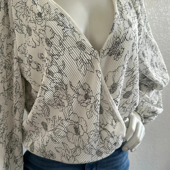 NWT ASTR The Label long sleeve Surplice Wrap Top - Picture 8 of 8